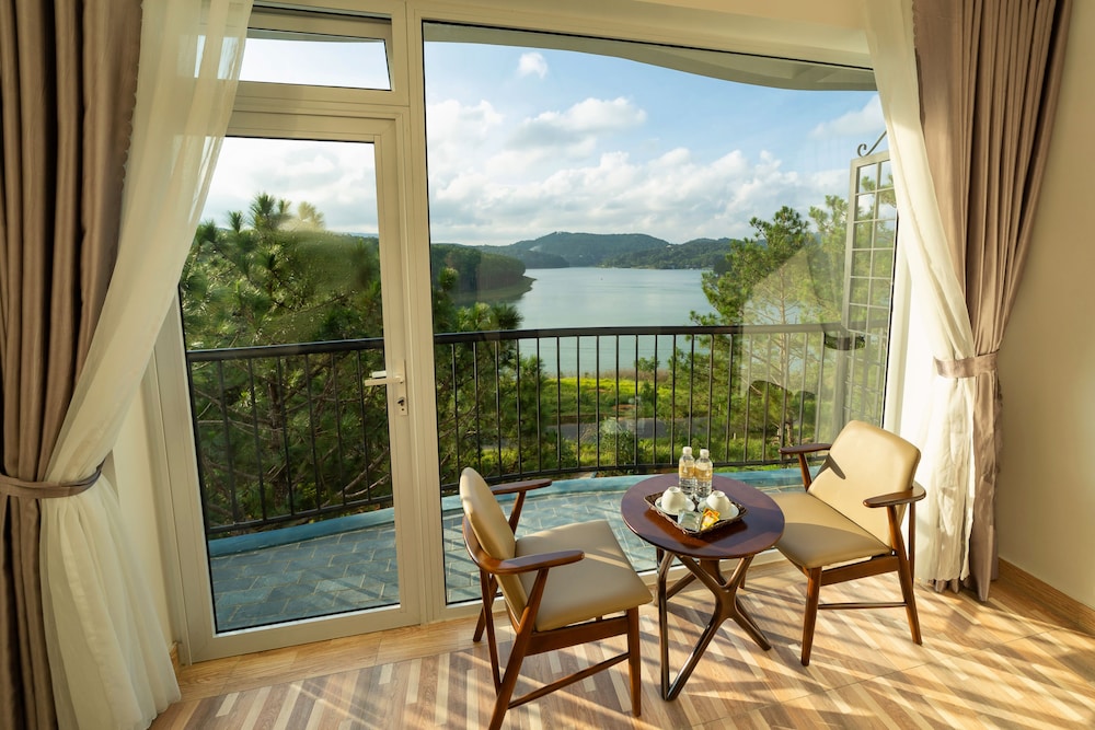 Deluxe Room, Lake View - Photo 15