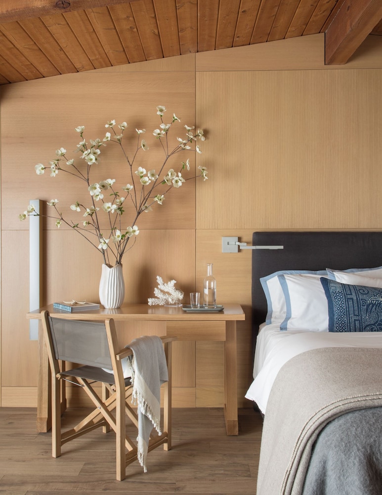 Room, 1 King Bed, Balcony, Harbor View (Fireplace) - Photo 2