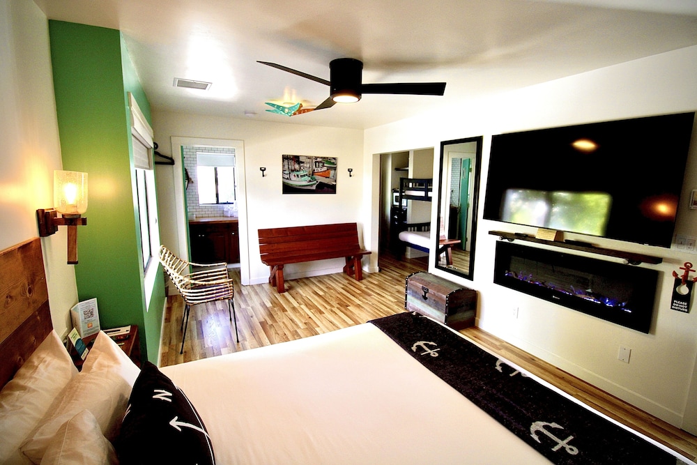 Family Room, Multiple Beds (1 King Bed and 1 Bunk Bed) photo 3
