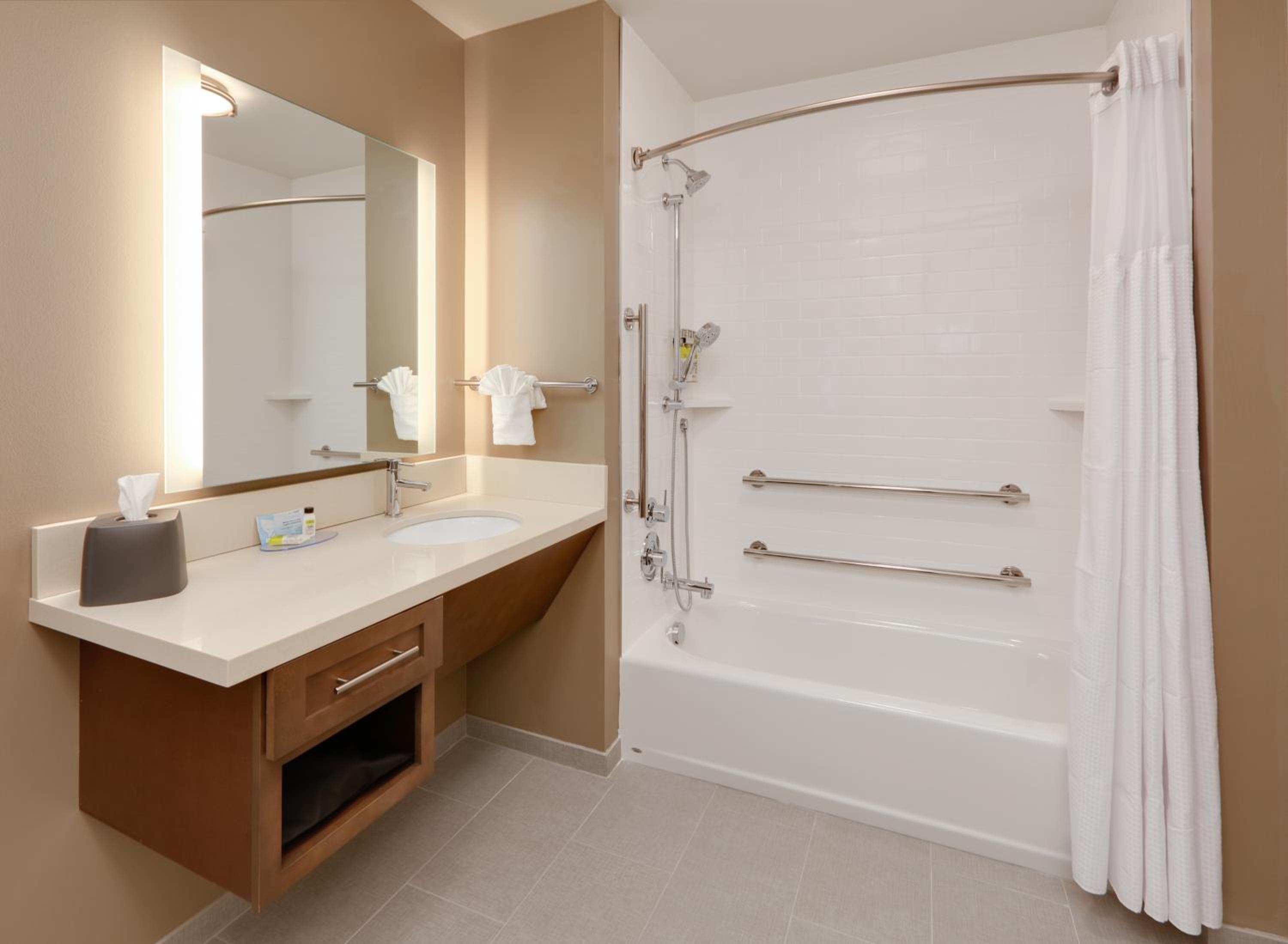 One-Bedroom Suite with King Bed Mobility Access Tub - Non-Smoking photo 2