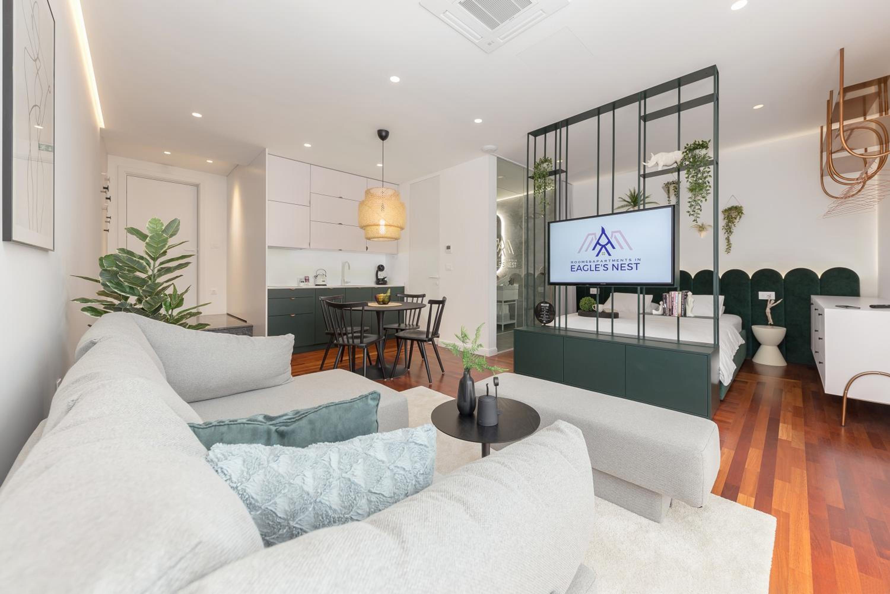 Deluxe Studio with Terrace and Private Bathroom - Photo 4