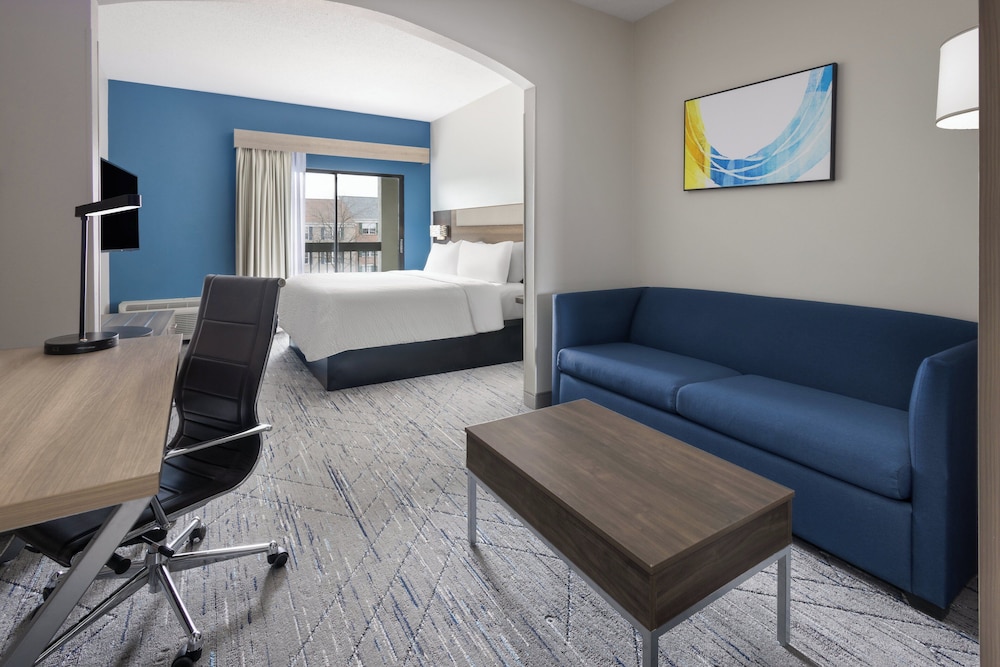 Room, 1 King Bed, Accessible Bathtub, Balcony (Communications, Mobility) - Photo 3