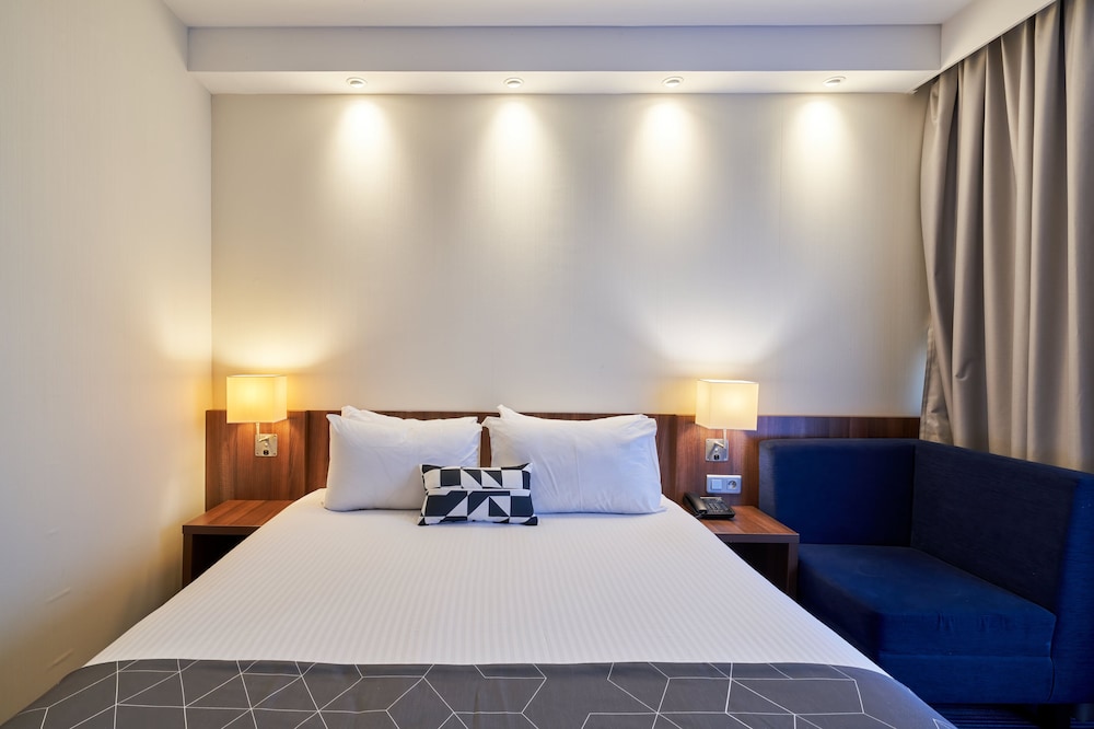 Standard Room, 1 Queen Bed (Canal View, Free Breakfast)