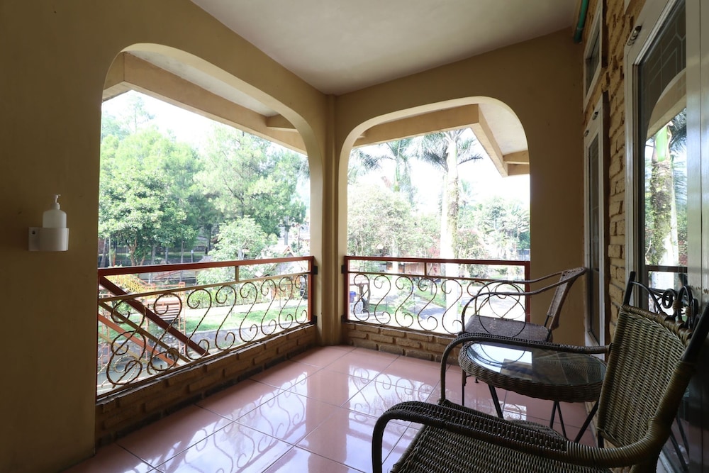 Family Room - Photo 3
