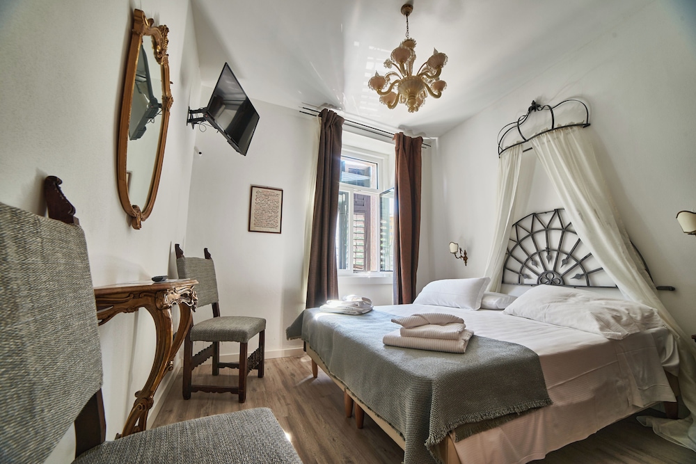 Classic Double Room, Courtyard View photo 3
