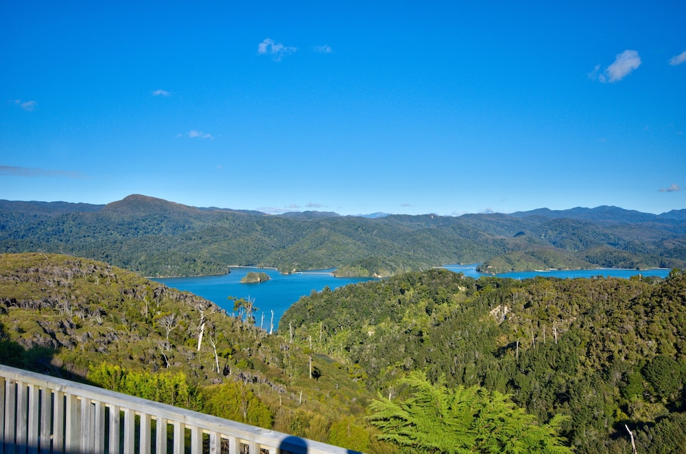 Luxury Room, 1 King Bed, Balcony, Bay View photo 2