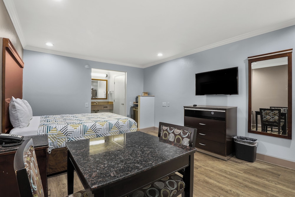 Deluxe Room, 1 Queen Bed, Non Smoking, Refrigerator & Microwave - Photo 1
