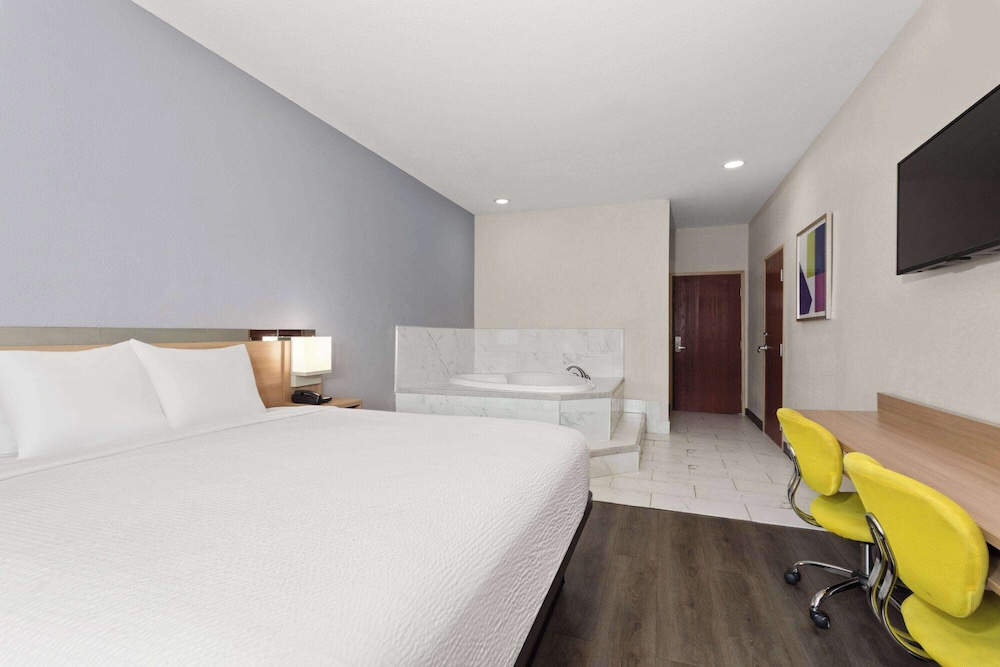 Suite, 1 King Bed - Photo 1