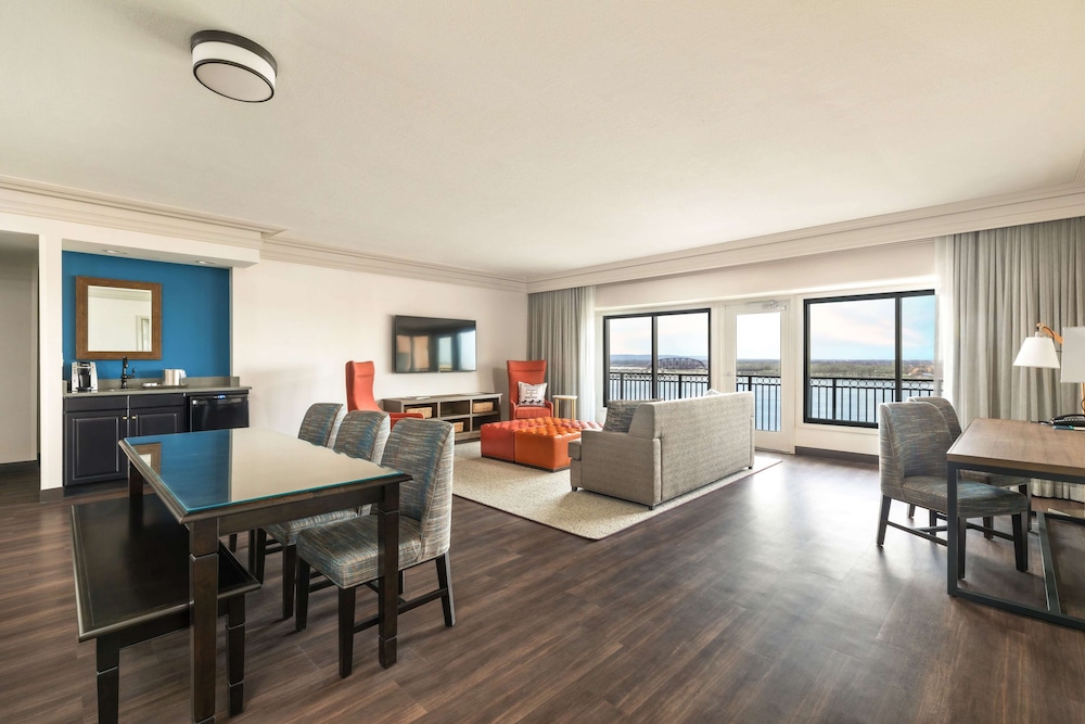 Suite, 2 Bedrooms, Non Smoking (East Twr, Waterview, 2 Queens, 1 King) - Photo 2