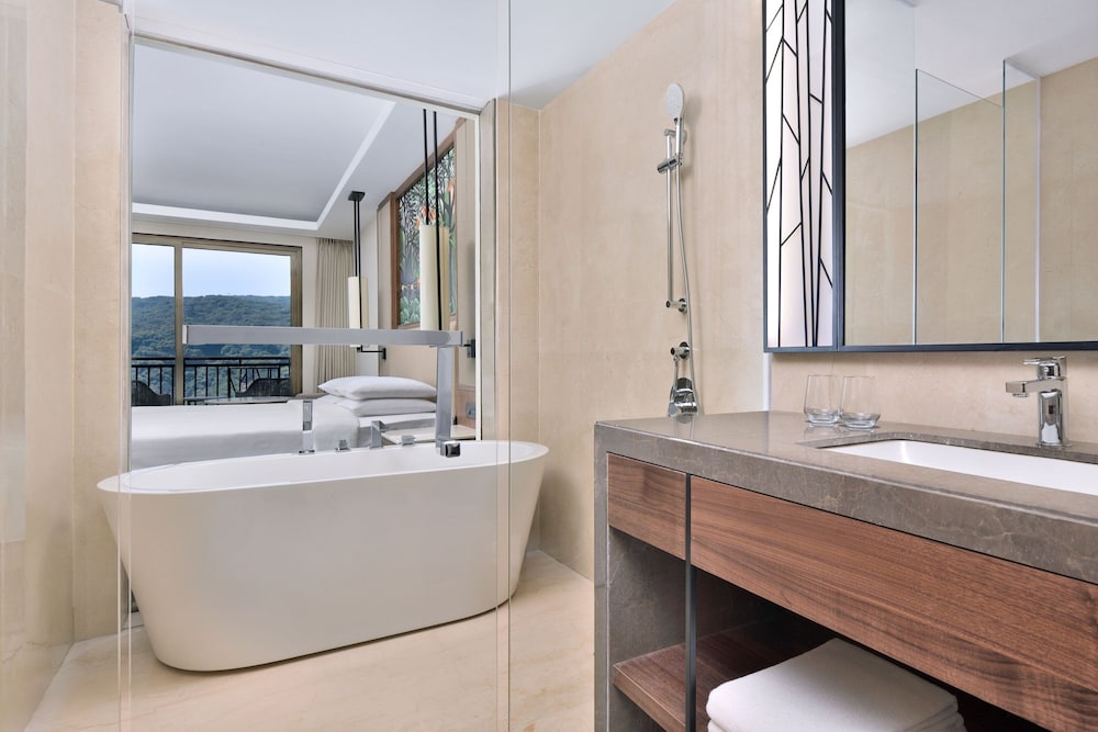 Deluxe Room, 1 King Bed, Non Smoking, Bathtub - Photo 3