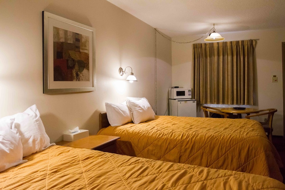 Standard Room, 2 Queen Beds photo 3