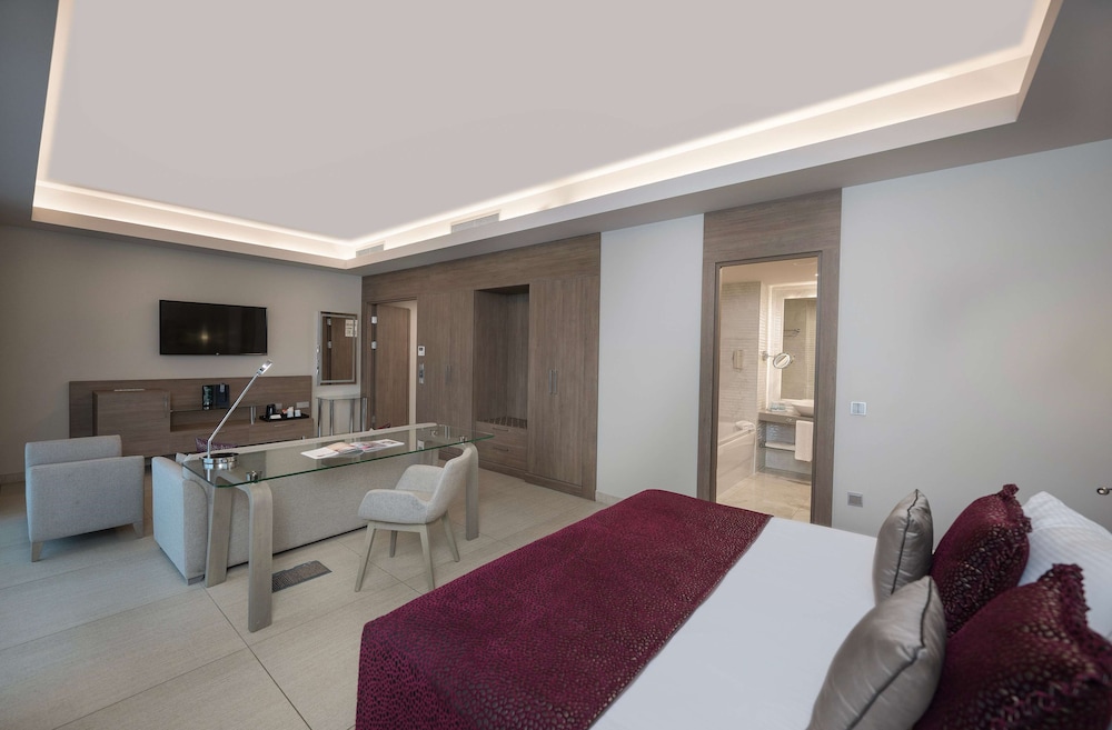 Family Suite, 2 Bedrooms, Pool Access, Pool View photo 2