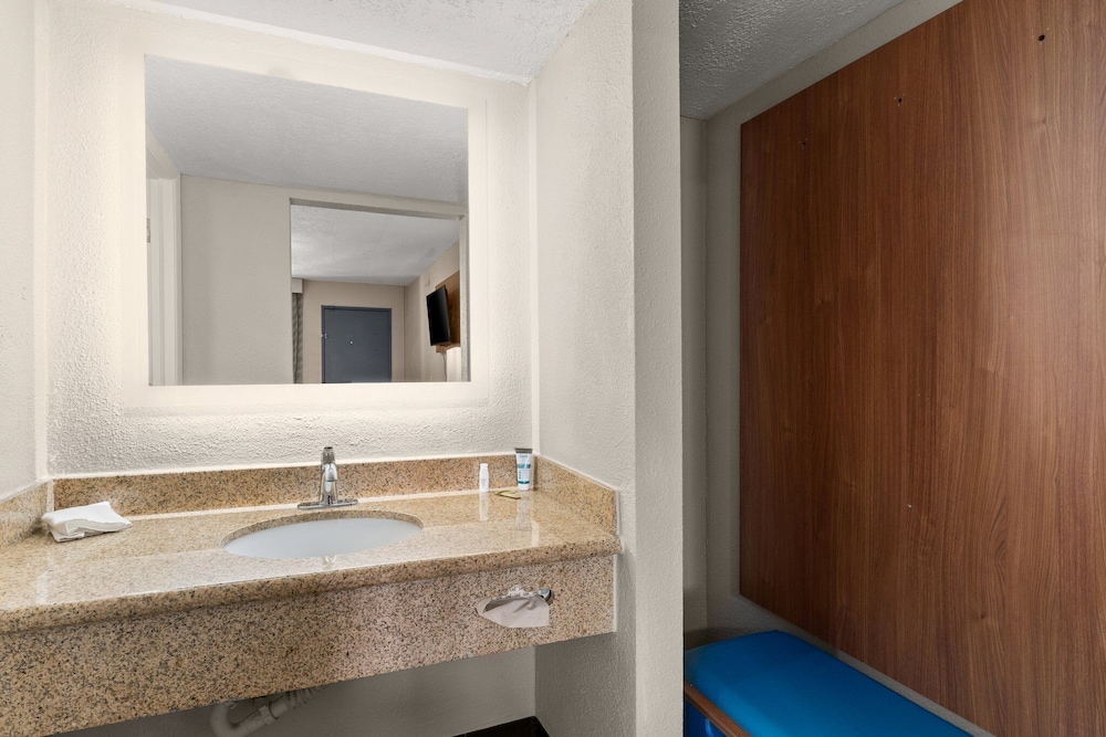 Room, 2 Queen Beds, Non Smoking - Photo 13