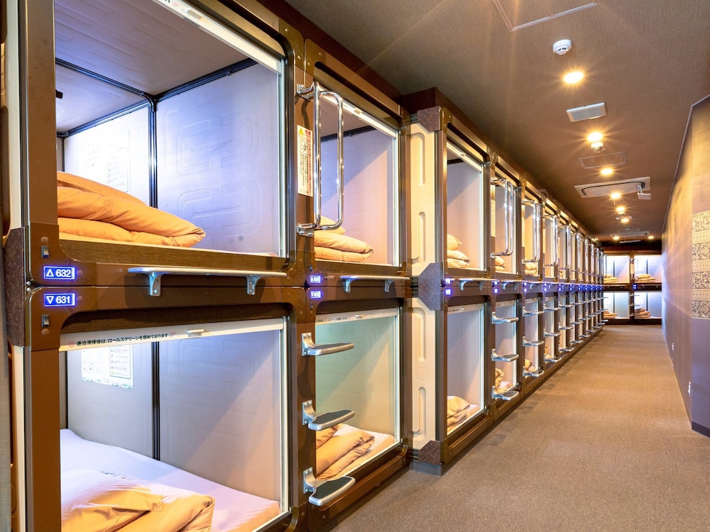 Lower Bunk in Male Capsule Room, Non Smoking photo 3
