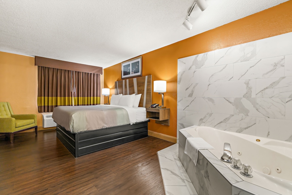 Suite, 1 King Bed, Non Smoking, Jetted Tub - Photo 2