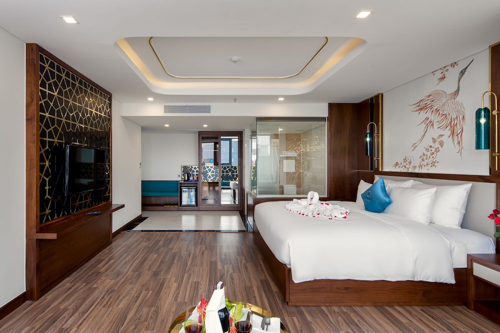 Executive King with City View - Photo 2