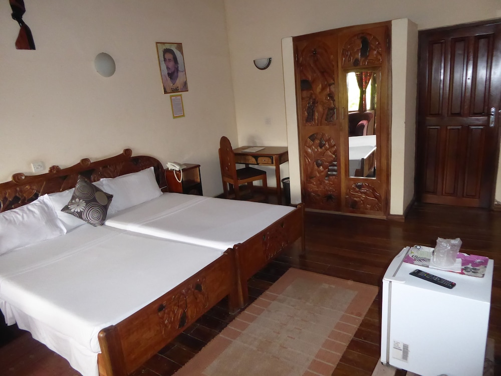 Twin Room (Bob Marley - Private bathroom) photo 3