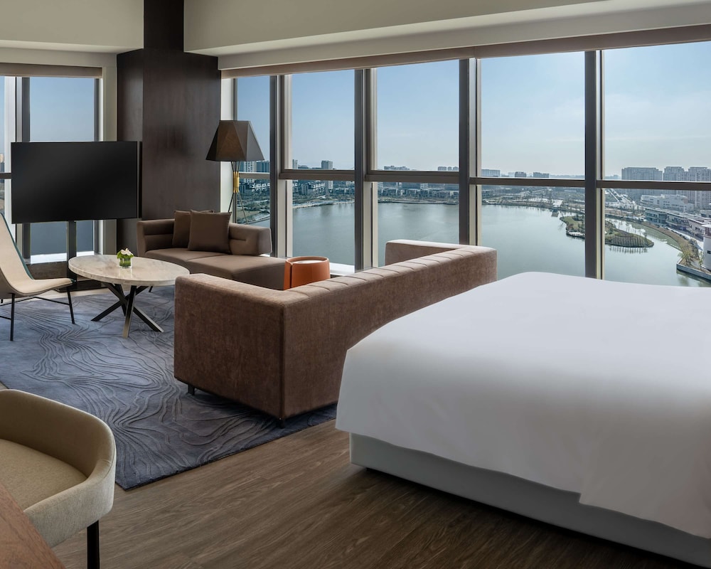 Suite, 1 King Bed, Lake View (Centric)