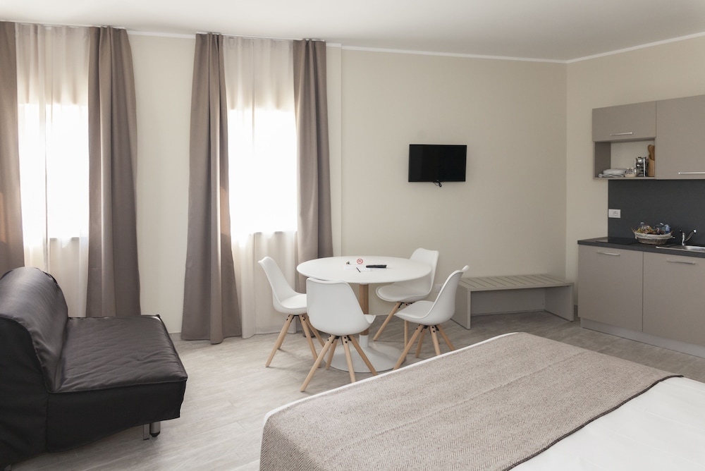 Junior Studio Suite, 1 Double Bed with Sofa bed, Kitchenette photo 3