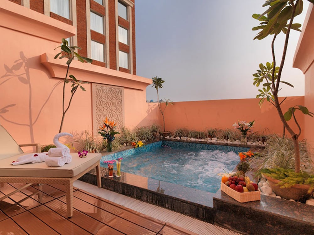 Plunge Pool King size bed with Bath tub - Photo 5