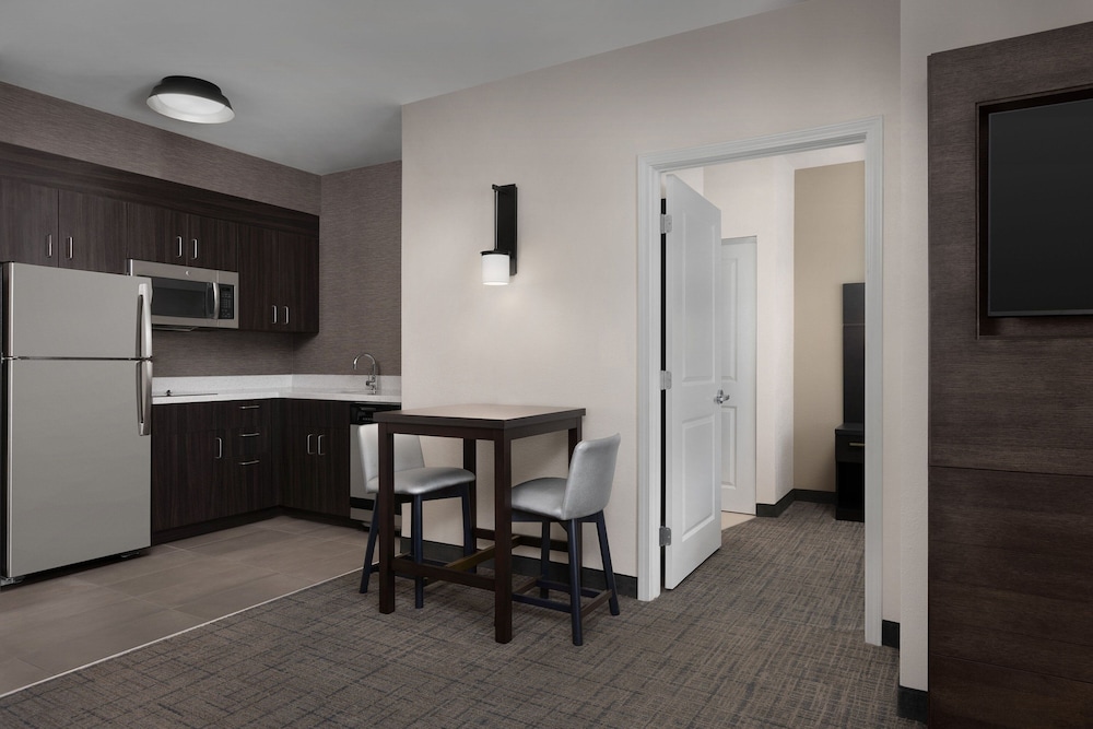 Suite, 1 Bedroom - Photo 2