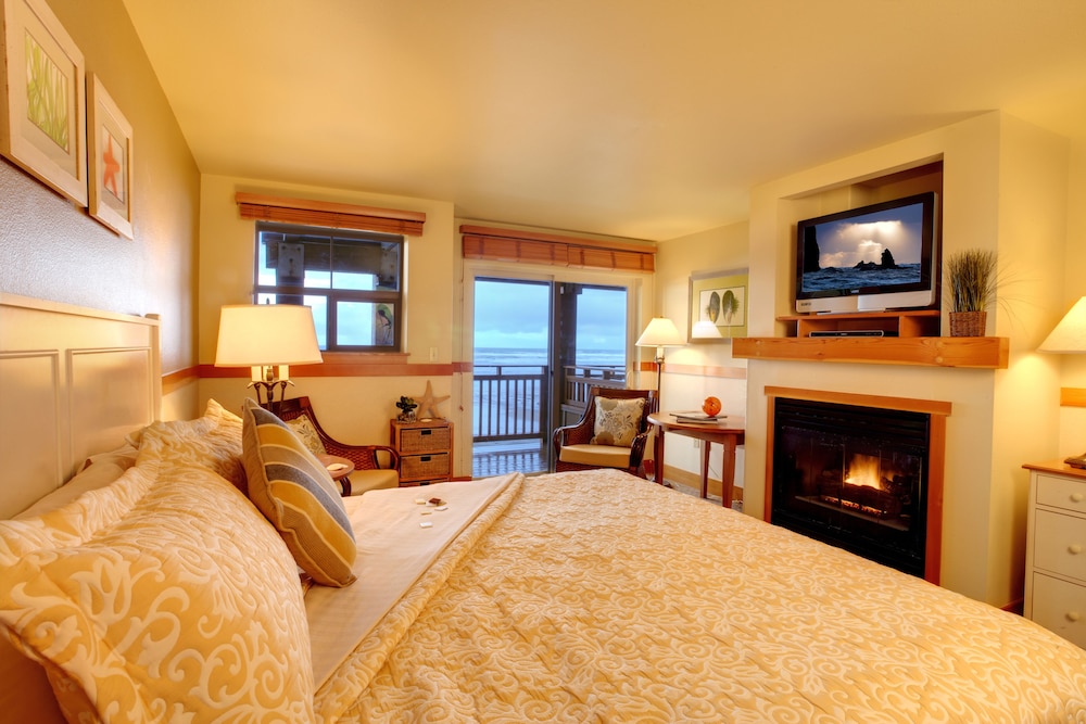 Ocean View King Studio (Upper Floor North, Not Pet-Friendly)