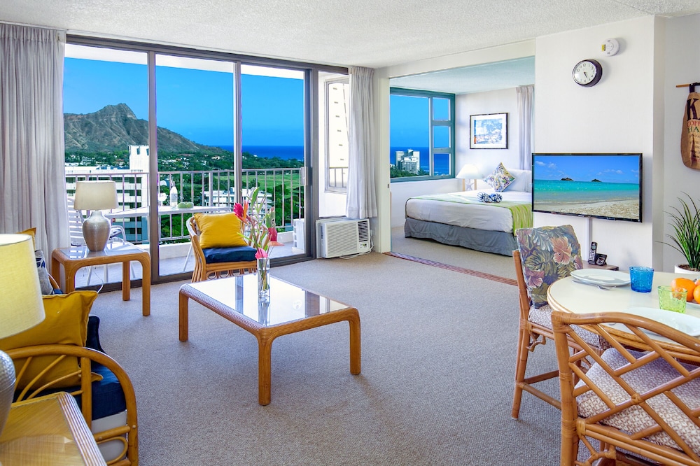 Diamond Head and Ocean views with King Bed and Parking: hotel room photo