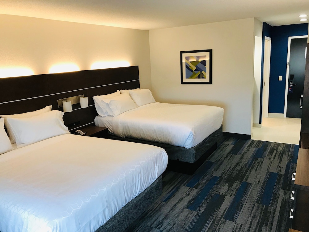 Standard Room, 2 Queen Beds (Extra Floor Space) photo 2