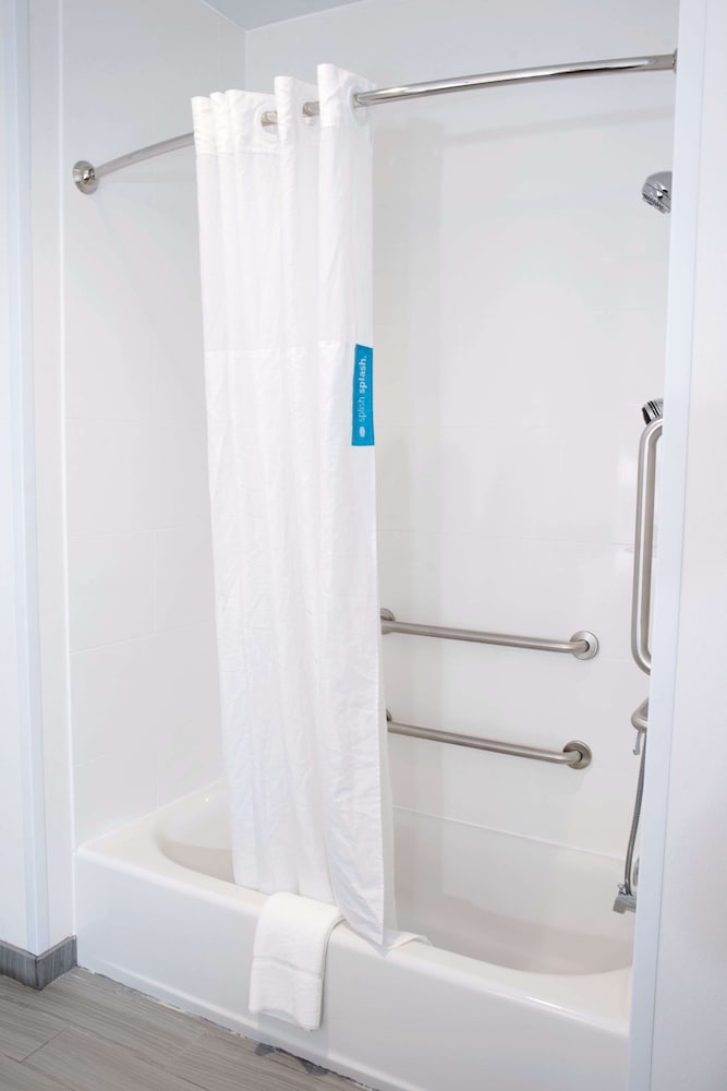 Room, 1 King Bed, Accessible, Bathtub photo 2