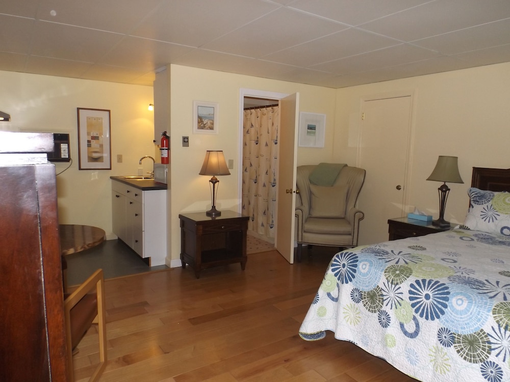 Room, 1 King Bed, Second Floor photo 1