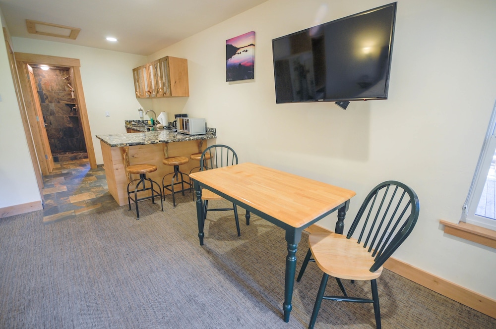 Deluxe Double Room, Multiple Beds, Kitchenette photo 2