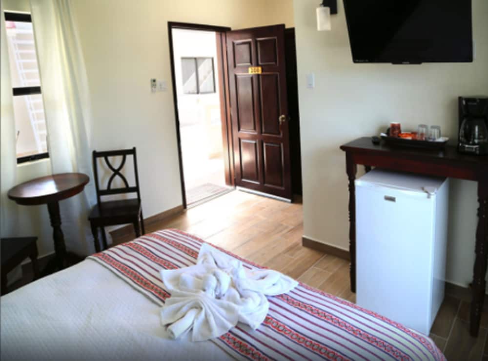 Comfort Room, 1 Queen Bed, Partial Ocean View photo 3