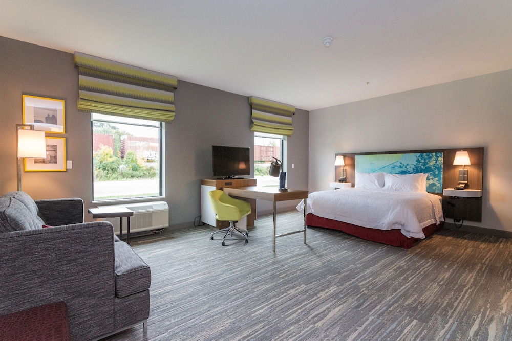 Studio, 1 King Bed, Refrigerator & Microwave (Wet Bar)