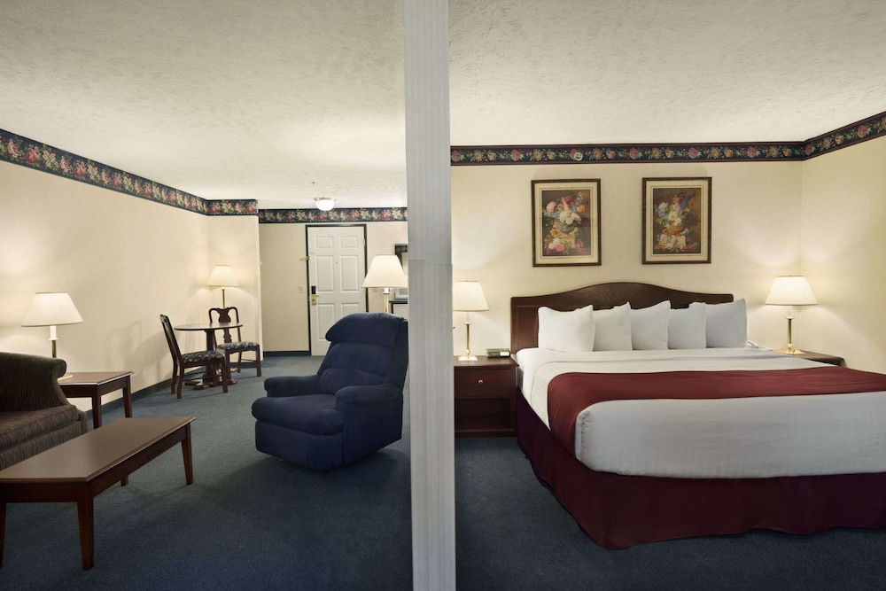 Suite, 1 King Bed, Non Smoking (One-Bedroom) - Photo 1