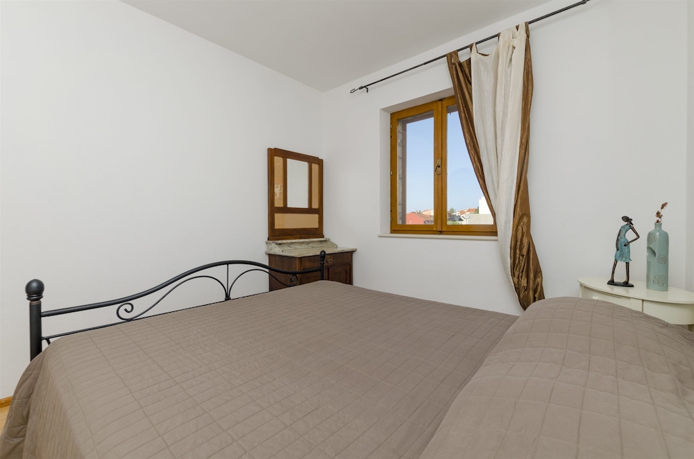 Apartment (A2)