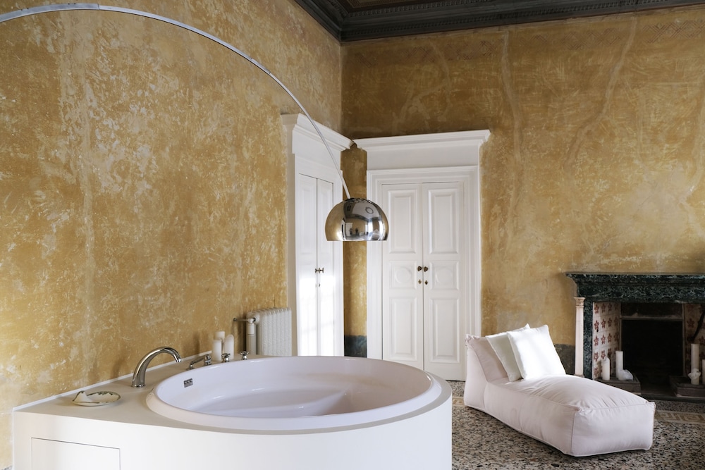 Luxury Suite, Hot Tub, City View (Ocra)