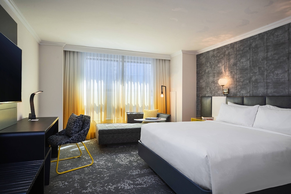 Room, 1 King Bed (Mobility/Hearing Access, Roll-In Shwr)