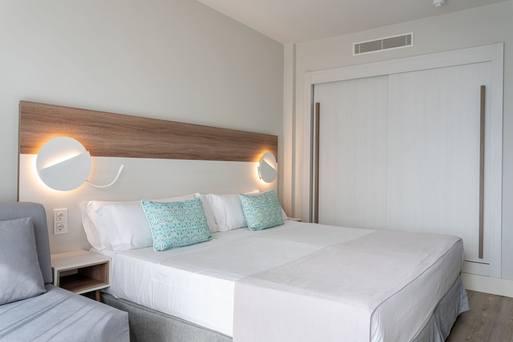 Deluxe Room (2 adults + 1 child) - Photo 1