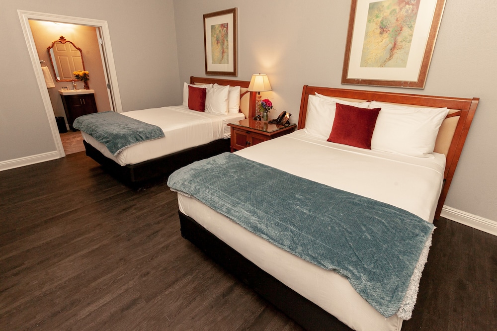 Deluxe Double Room, 2 Queen Beds photo 2
