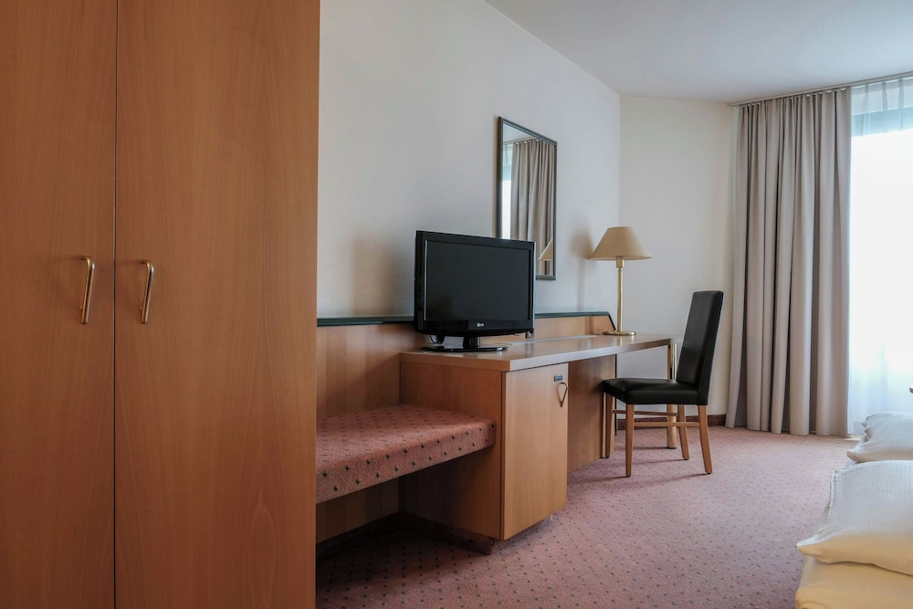 Standard Room, 1 Queen Bed - Photo 15