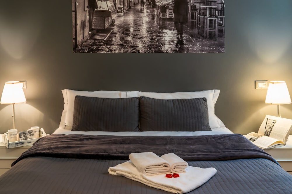 Deluxe Room, 1 Queen Bed photo 3