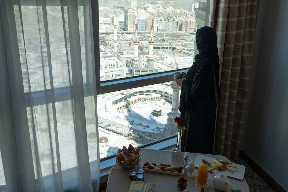 Junior Suite Kaaba View thumbnail 6