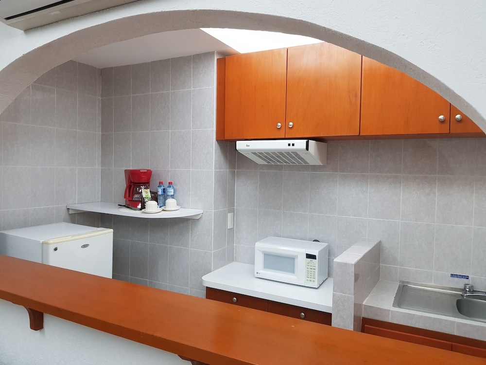 Suite, 1 King Bed, Non Smoking, Refrigerator & Microwave photo 3