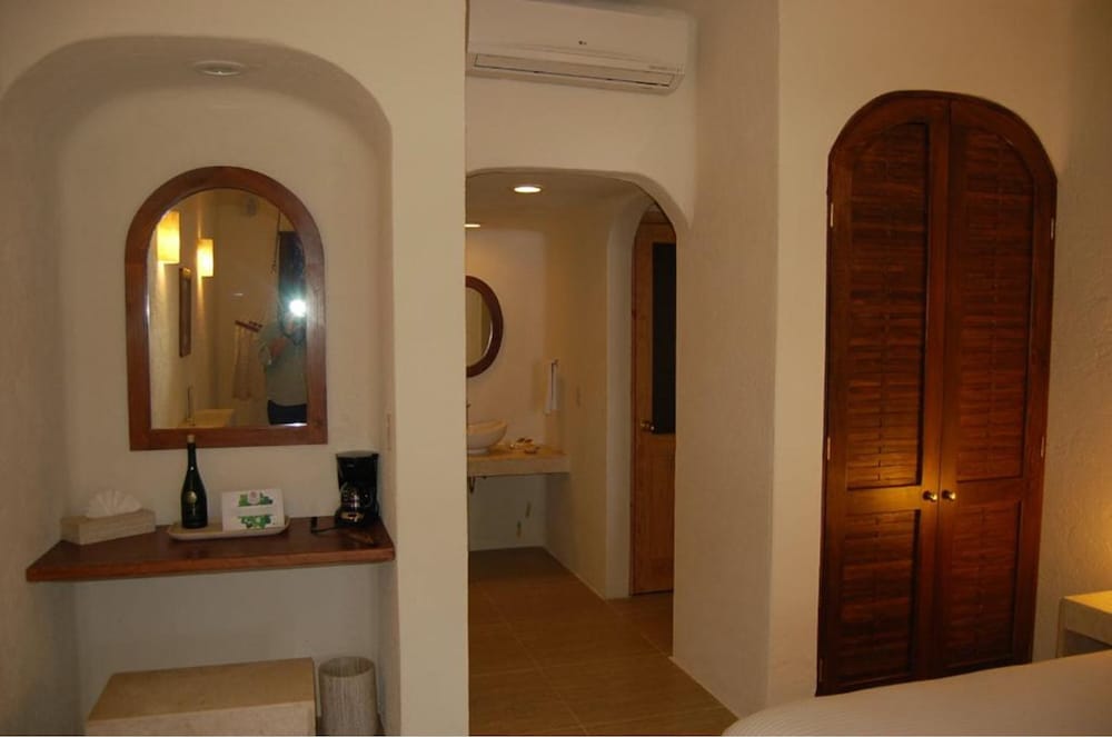Suite, 1 King Bed - Photo 3