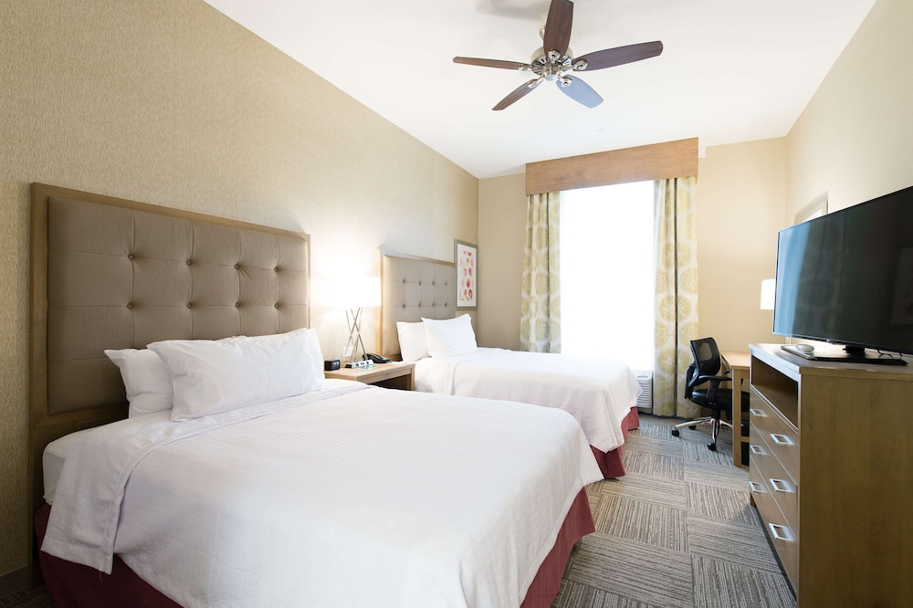 Suite, 2 Queen Beds, Accessible, Bathtub