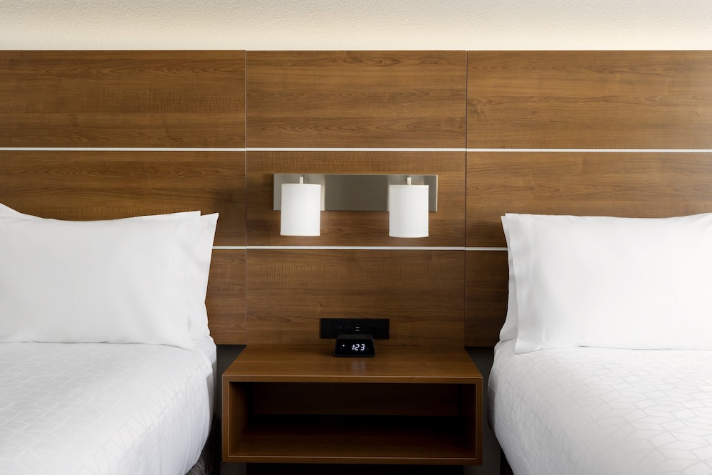 Suite, 2 Queen Beds, Accessible (Comm, Roll-In Shower) photo 2