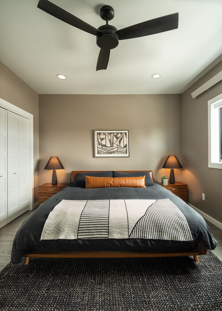 Black & Tan Mountain Town Apartment photo 1