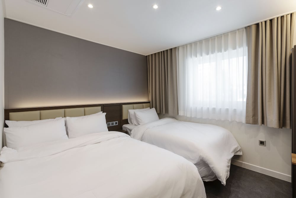 Standard Twin Room (Lounge Access) - Photo 3