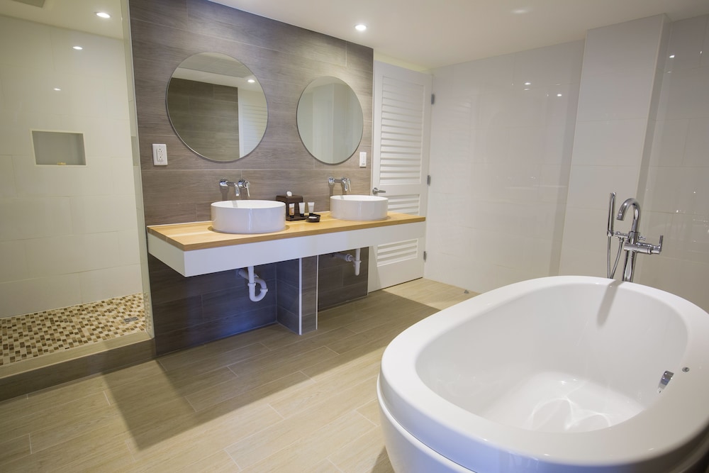 One Bedroom Harbourfront Suite - King Bed Adults Only photo 3