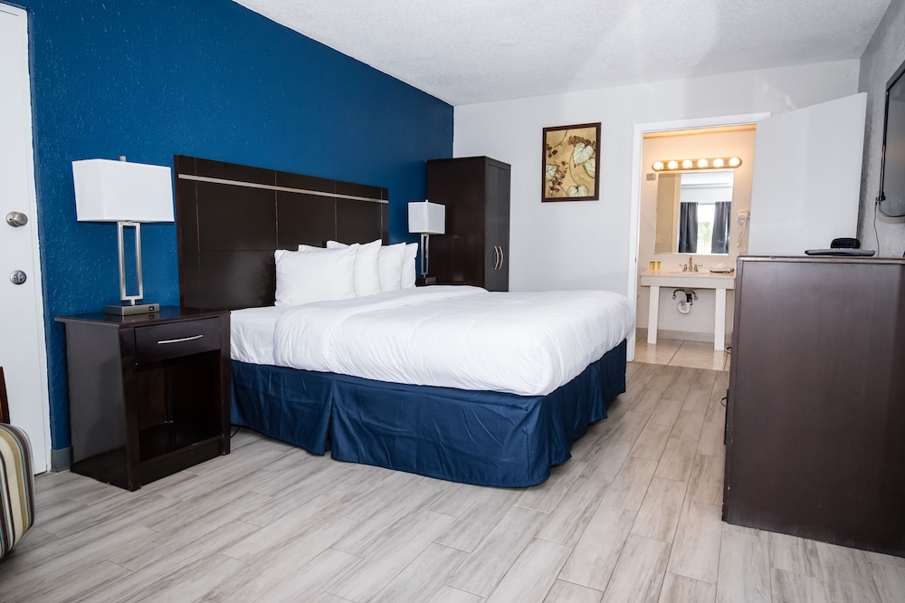 Room, 1 King Bed, Accessible, Non Smoking (Mobility, Tub W/Grab Bars) photo 2